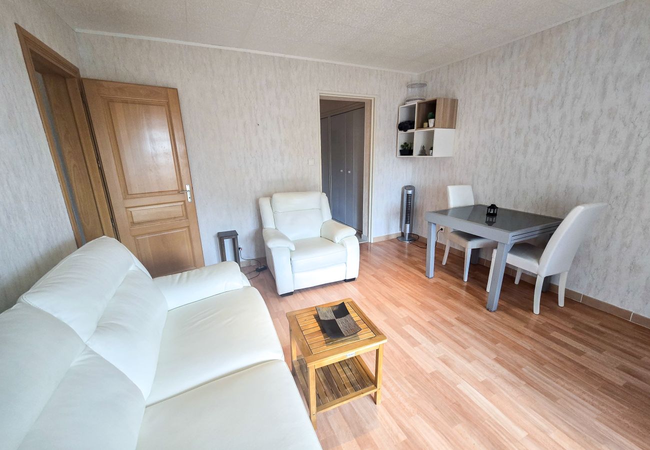 Appartement à Gréoux-les-Bains - Grand T2 - 2 pers - ascenseur - terrasse - parking