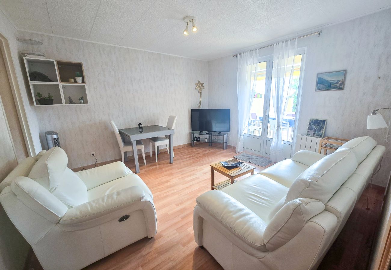 Appartement à Gréoux-les-Bains - Grand T2 - 2 pers - ascenseur - terrasse - parking