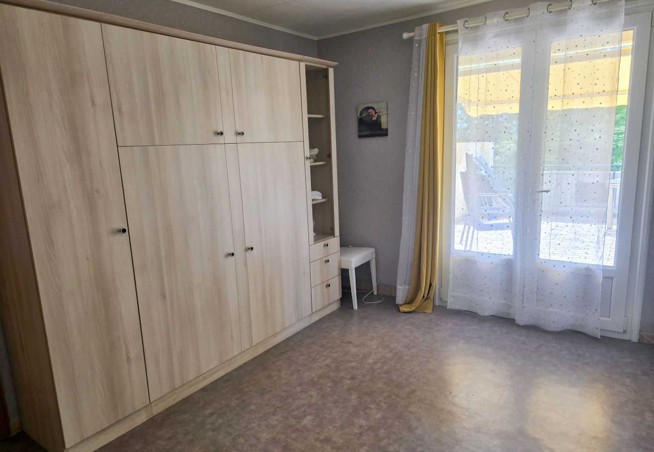 Appartement à Gréoux-les-Bains - Grand T2 - 2 pers - ascenseur - terrasse - parking