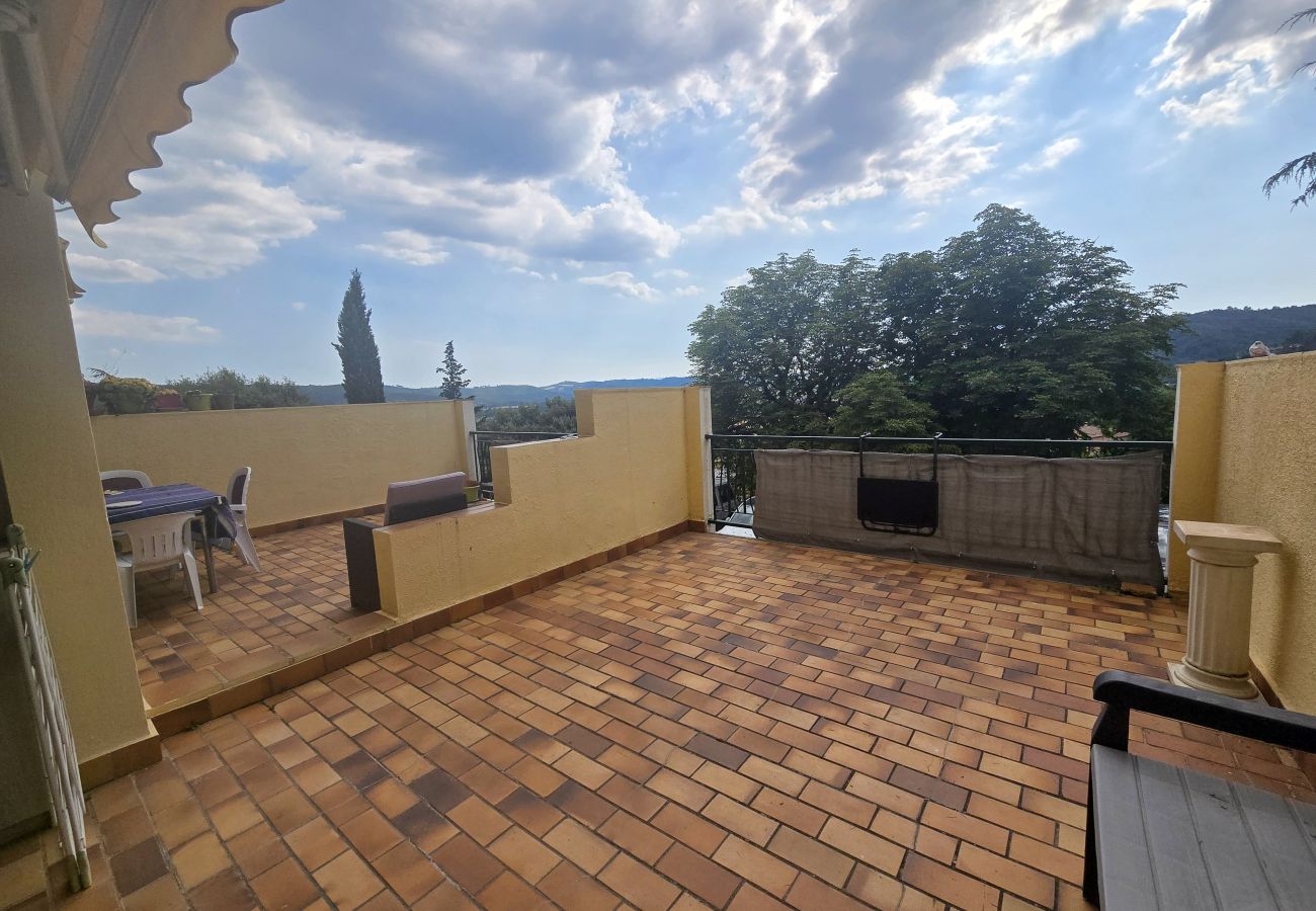 Appartement à Gréoux-les-Bains - Grand T2 - 2 pers - ascenseur - terrasse - parking