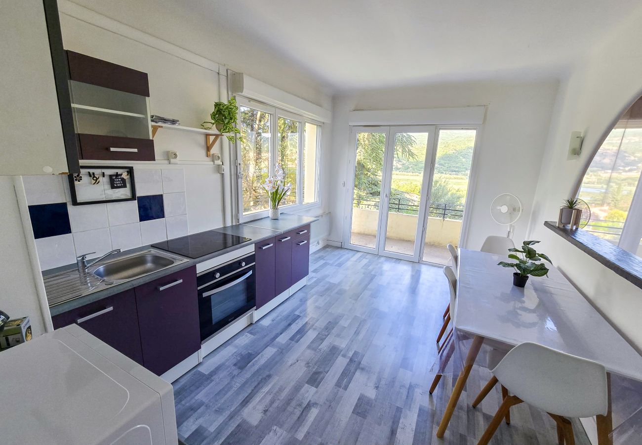 Appartement à Château-Arnoux-Saint-Auban - Le Cosy du Lac | Vue Lac – Centre Calme – Parking – Wifi – Appartement lumineux 4 pers
