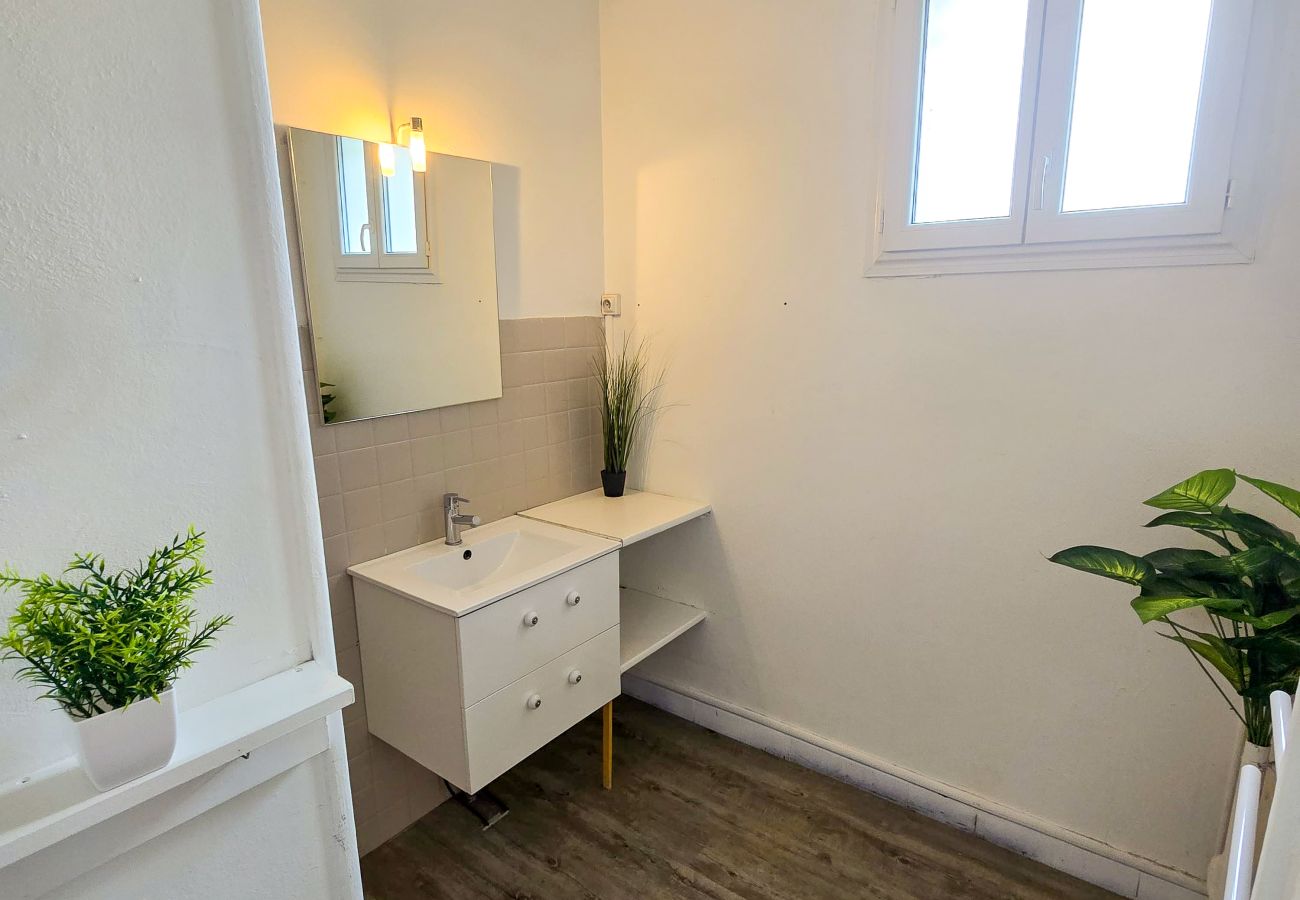Appartement à Château-Arnoux-Saint-Auban - Le Cosy du Lac | Vue Lac – Centre Calme – Parking – Wifi – Appartement lumineux 4 pers