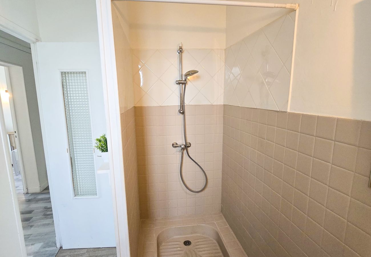 Appartement à Château-Arnoux-Saint-Auban - Le Cosy du Lac | Vue Lac – Centre Calme – Parking – Wifi – Appartement lumineux 4 pers
