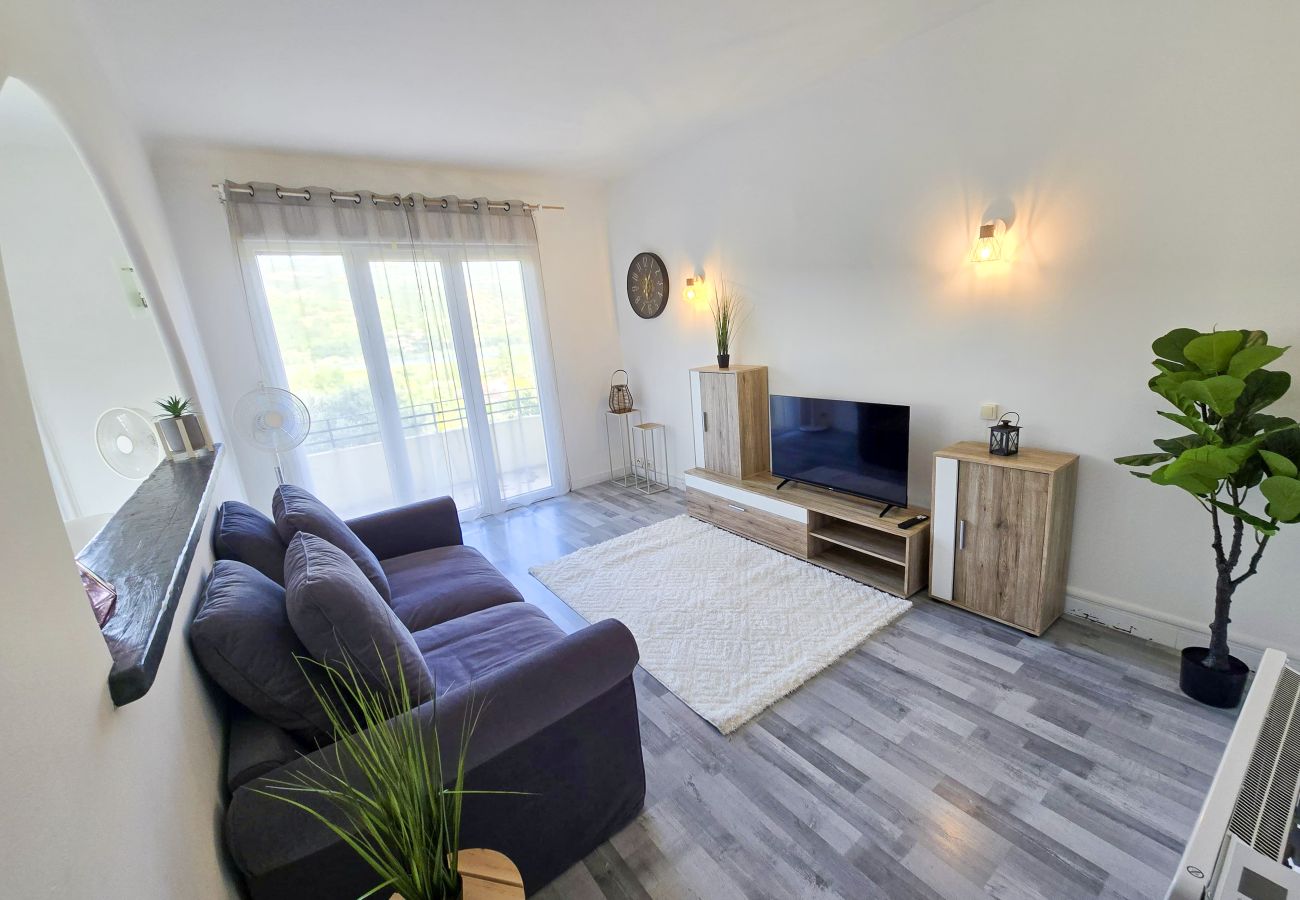 Appartement à Château-Arnoux-Saint-Auban - Le Cosy du Lac | Vue Lac – Centre Calme – Parking – Wifi – Appartement lumineux 4 pers
