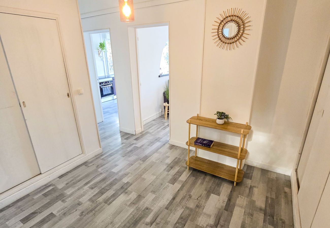 Appartement à Château-Arnoux-Saint-Auban - Le Cosy du Lac | Vue Lac – Centre Calme – Parking – Wifi – Appartement lumineux 4 pers