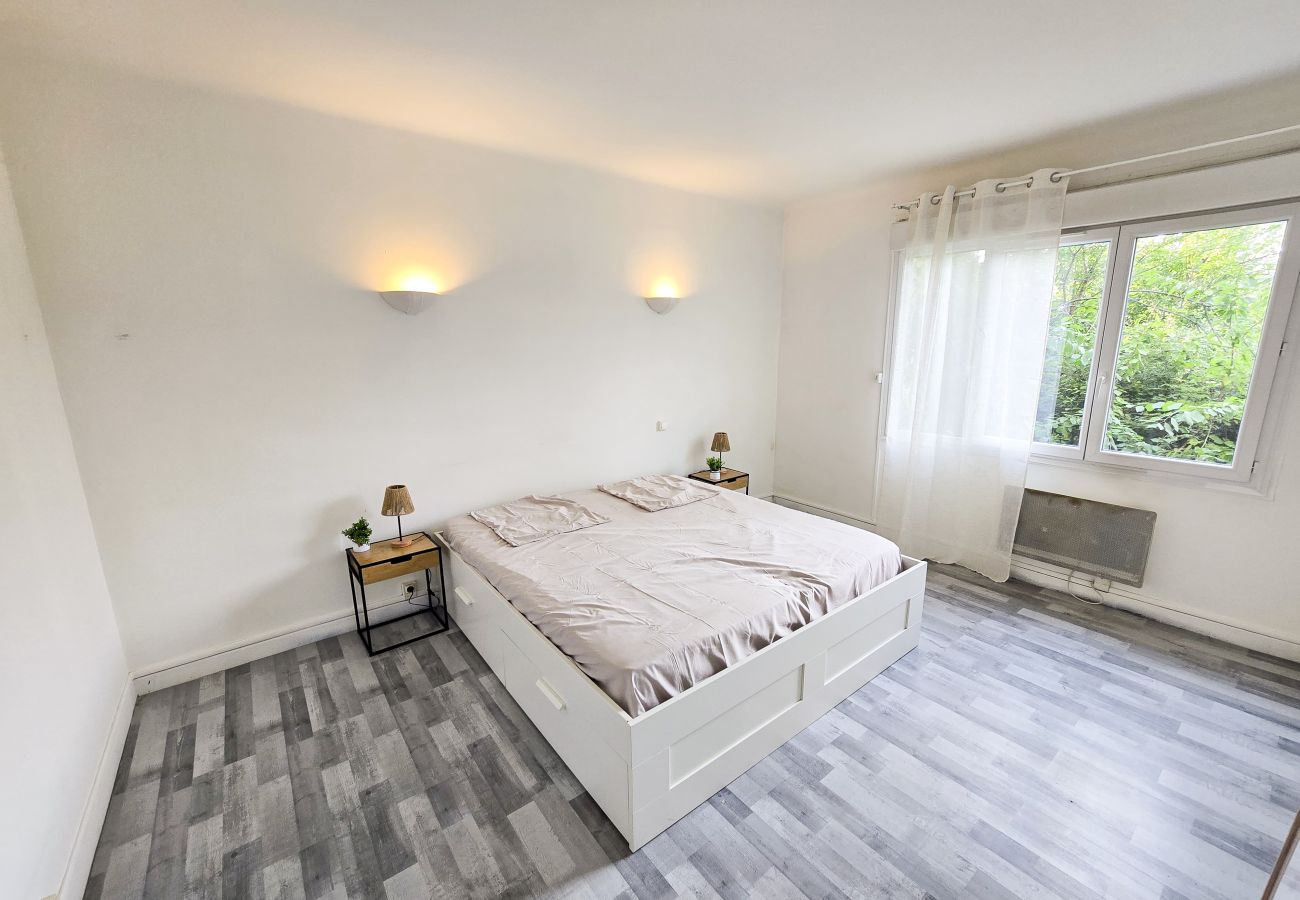 Appartement à Château-Arnoux-Saint-Auban - Le Cosy du Lac | Vue Lac – Centre Calme – Parking – Wifi – Appartement lumineux 4 pers