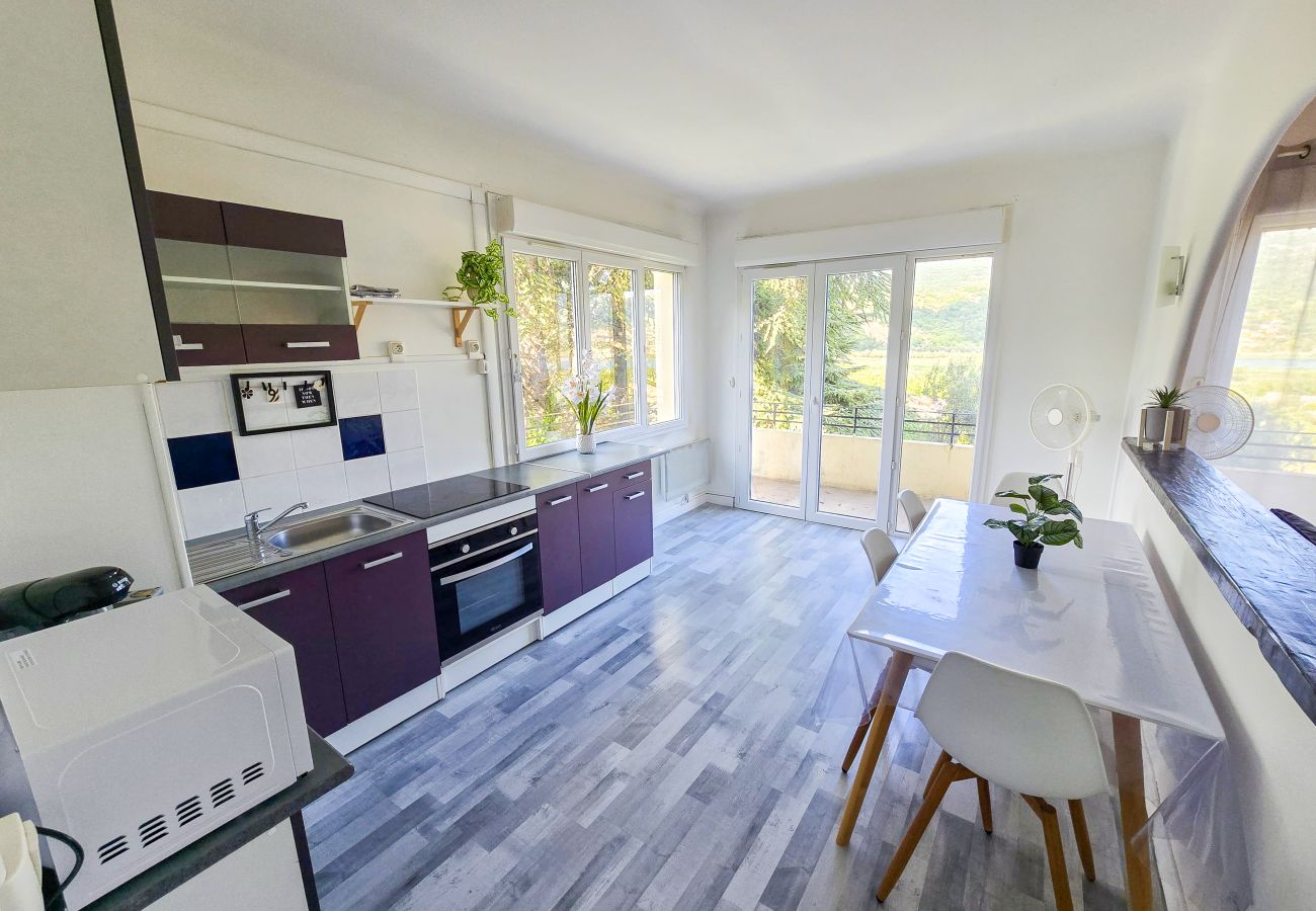 Appartement à Château-Arnoux-Saint-Auban - Le Cosy du Lac | Vue Lac – Centre Calme – Parking – Wifi – Appartement lumineux 4 pers