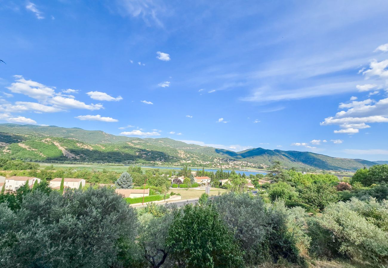 Appartement à Château-Arnoux-Saint-Auban - Le Cosy du Lac | Vue Lac – Centre Calme – Parking – Wifi – Appartement lumineux 4 pers