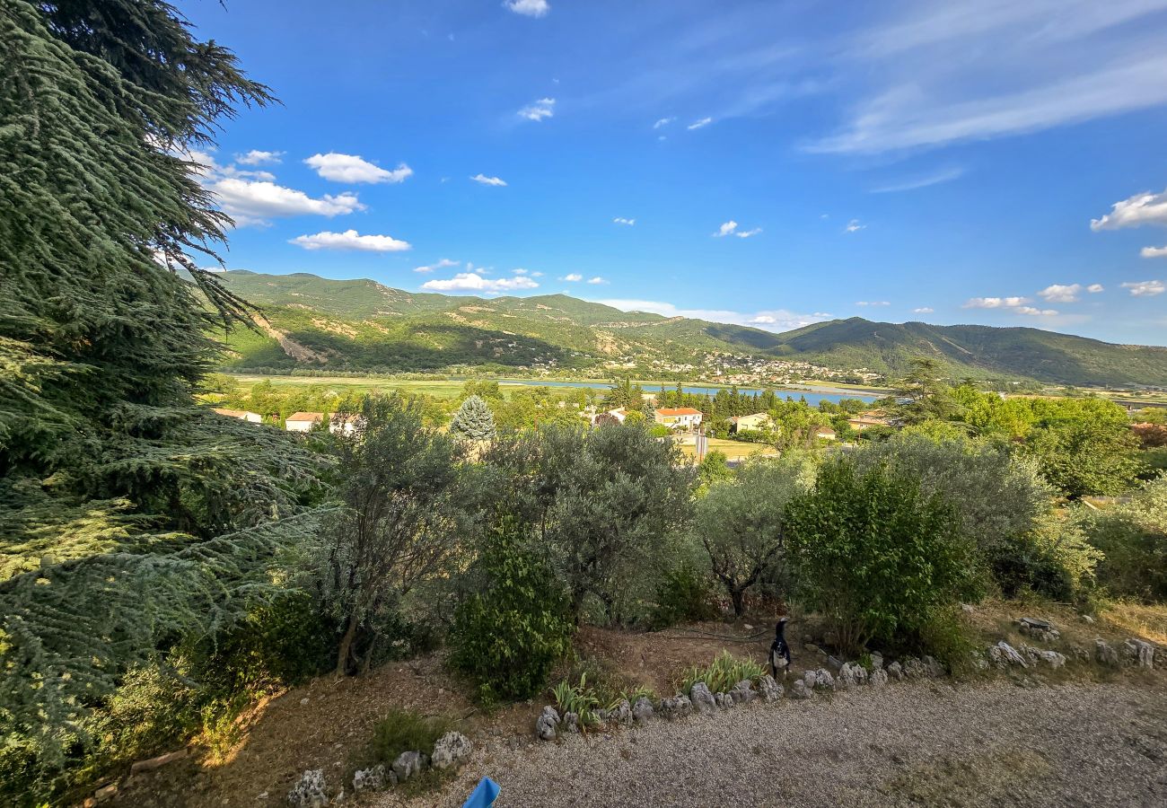 Appartement à Château-Arnoux-Saint-Auban - Le Cosy du Lac | Vue Lac – Centre Calme – Parking – Wifi – Appartement lumineux 4 pers